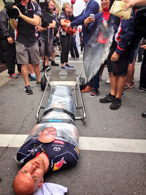 инженер Red Bull Том Батч в целлофане на Гран-при Бразилии 2013