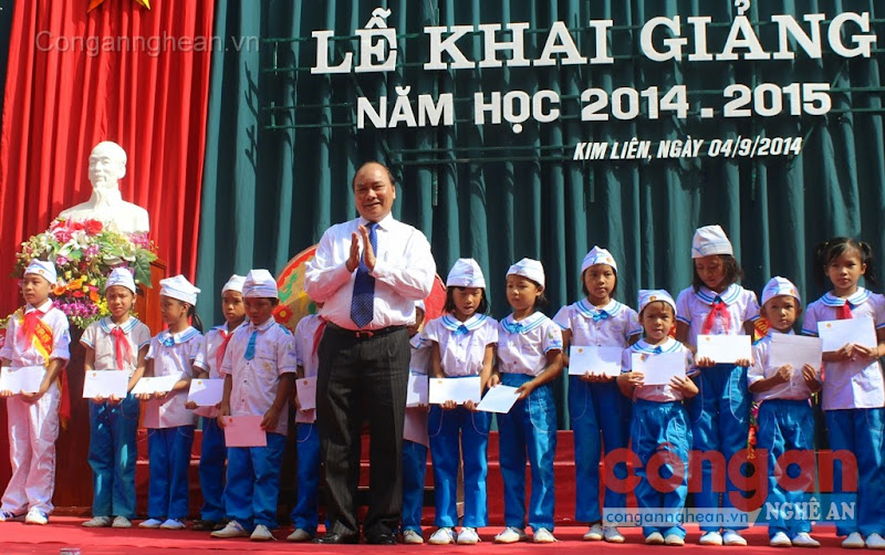 Phó Thủ tướng Nguyễn Xuân Phúc tuyên dương các em học sinh Trường Tiểu học Làng Sen có thành tích xuất sắc trong học tập