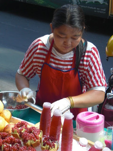 Granaatappel , symbool van gezondheid POWERFRUIT! in Chinatown Bangkok