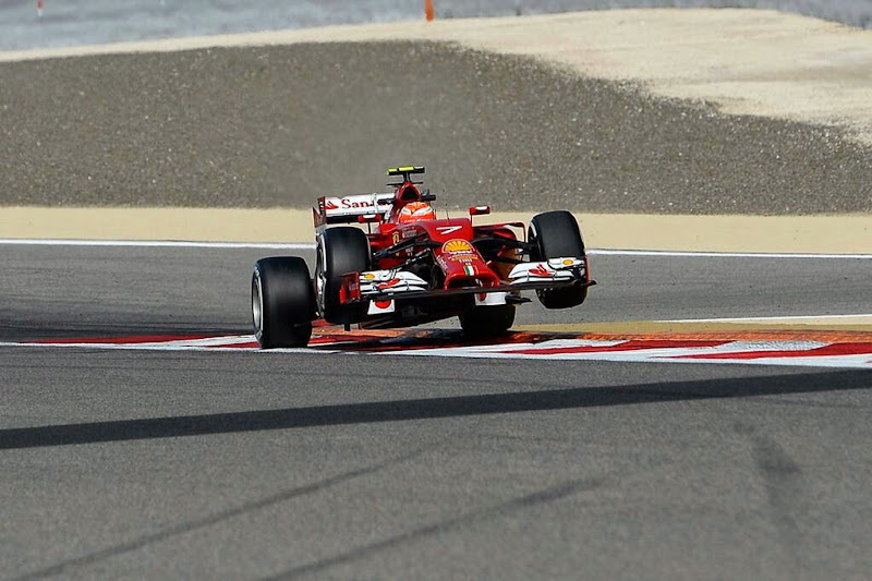 Кими Райкконен на гарцующем жеребце во время свободных заездов на Гран-при Бахрейна 2014