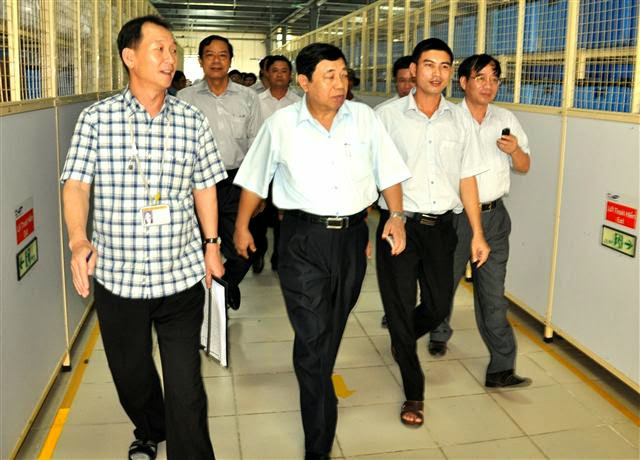 Đồng chí Nguyễn Xuân Đường - Chủ tịch UBND tỉnh thăm Nhà máy May Hanosimex tại xã Nam Giang (Nam Đàn)
