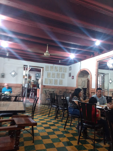 Restaurante Pipos, Juan Enríquez 302-304, Barrio del Naranjo, 93400 Papantla de Olarte, Ver., México, Restaurante de comida para llevar | VER