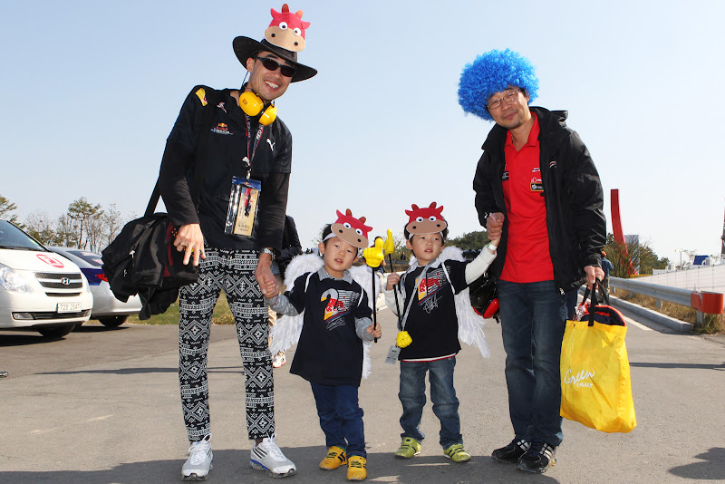 болельщики Red Bull с детьми с масками бычков на Гран-при Кореи 2011