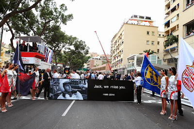 баннер на стартовой решетке в память о Джеке Брэбэме на Гран-при Монако 2014