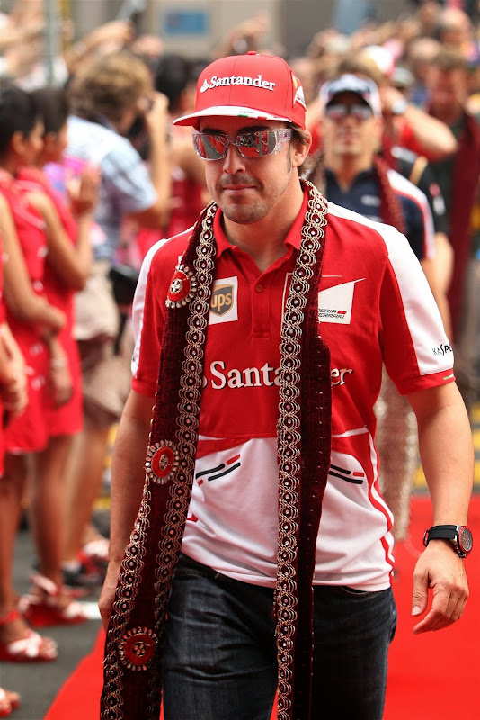 Фернандо Алонсо в традиционном шарфе на параде пилотов Гран-при Индии 2013