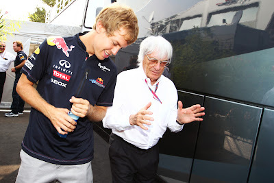 Берни Экклстоун показывает на руках что-то Себастьяну Феттелю на Гран-при Италии 2011