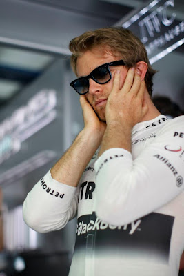 Нико Росберг закрывает уши на Гран-при Бахрейна 2013