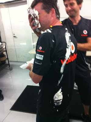 механик McLaren получает торт в лицо на день рождения на Гран-при Японии 2011