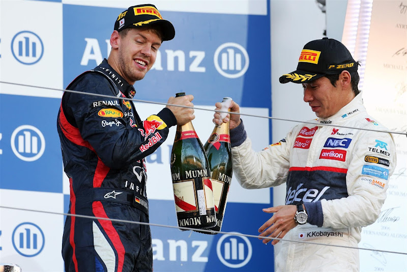 Себастьян Феттель и Камуи Кобаяши пьют шампанское на подиуме Гран-при Японии 2012