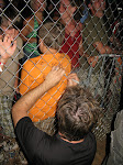 Keith gives autographs through the fence