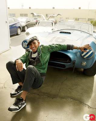 фотосессия Льюиса Хэмилтона с голубой машиной для журнала GQ Magazine за январь 2012