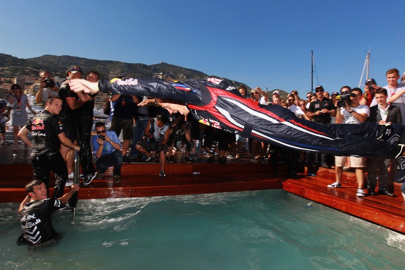 Себастьян Феттель прыгает в бассейн Red Bull после победы на Гран-при Монако 2011
