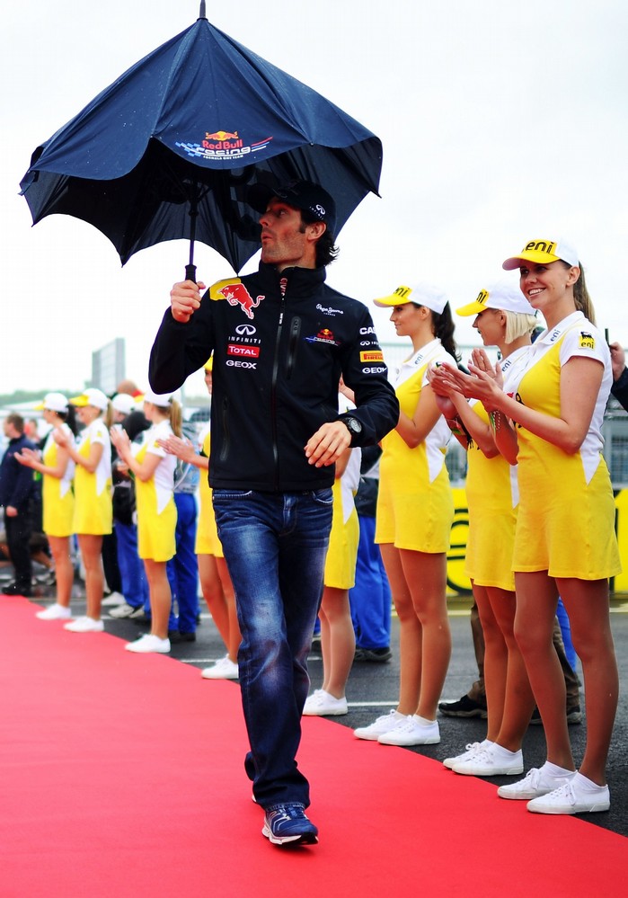 проблемы с зонтиком у Марка Уэббера на параде пилотов Гран-при Венгрии 2011
