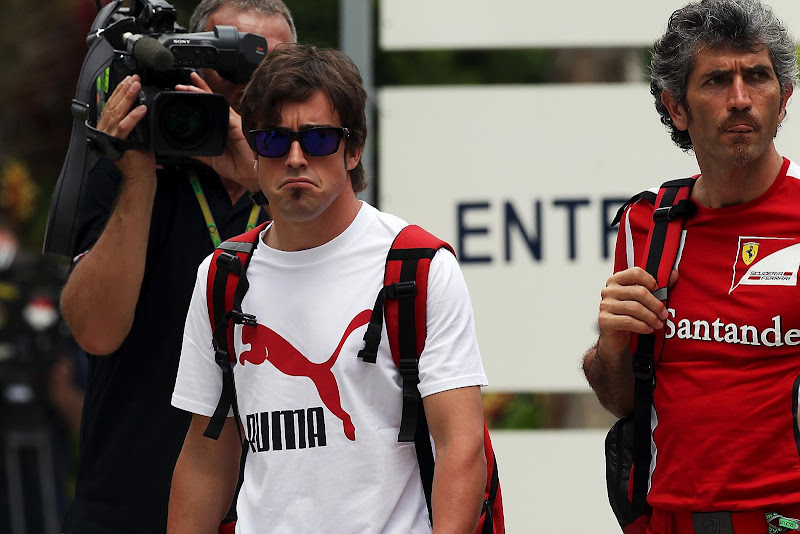 Фернандо Алонсо и механик Ferrari на Гран-при Малайзии 2012