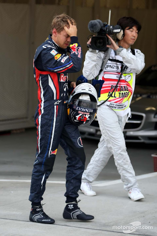 Себастьян Феттель фэйспалмит после очередного поула на Гран-при Японии 2011