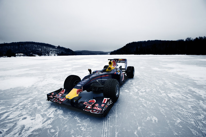 болид Формулы-1 Red Bull на замершем озере в Квебеке