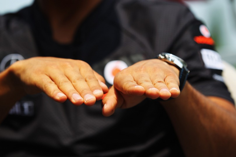 руки Льюиса Хэмилтона на Гран-при Канады 2011