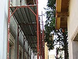 Cade da un ponteggio alto quattro metri Cade da un ponteggio alto quattro metri