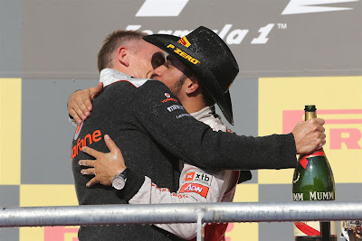 Мартин Уитмарш и Льюис Хэмилтон обнимаются на подиуме Гран-при США 2012