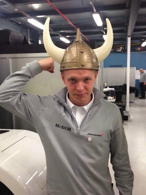 Кевин Магнуссен в шлеме викинга на Гран-при Австралии 2014