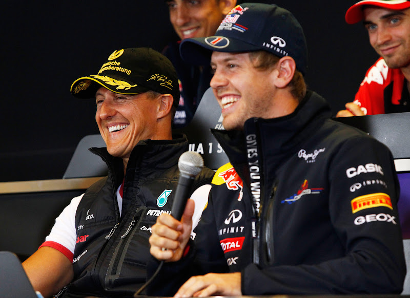 Михаэль Шумахер и Себастьян Феттель смеются на пресс-конференция Гран-при Бельгии 2011 в четверг