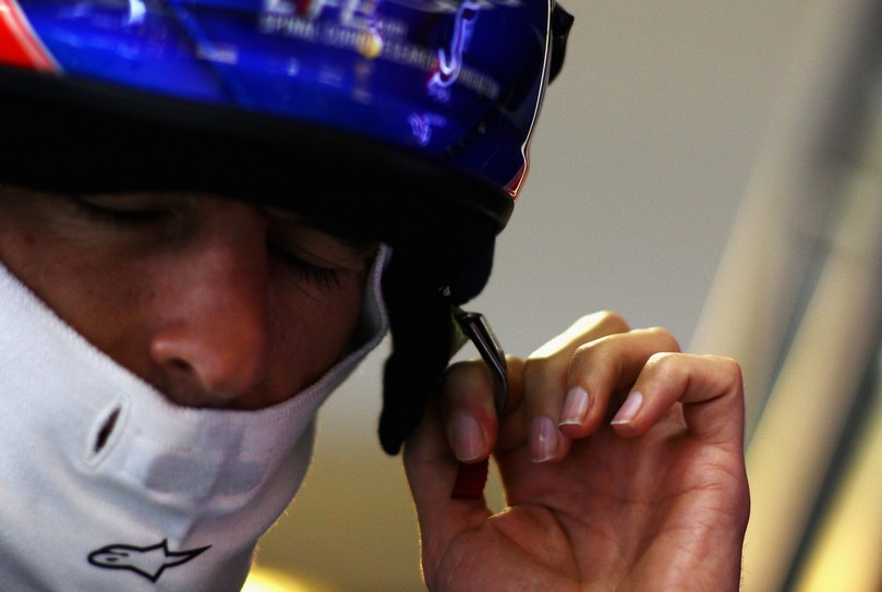 Марк Уэббер одевает шлем на Гран-при Венгрии 2011