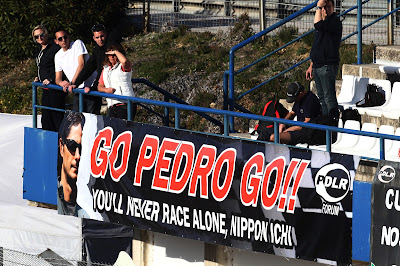 баннер болельщиков Педро де ла Росы на трибунах Хереса на тестах 7 февраля 2012