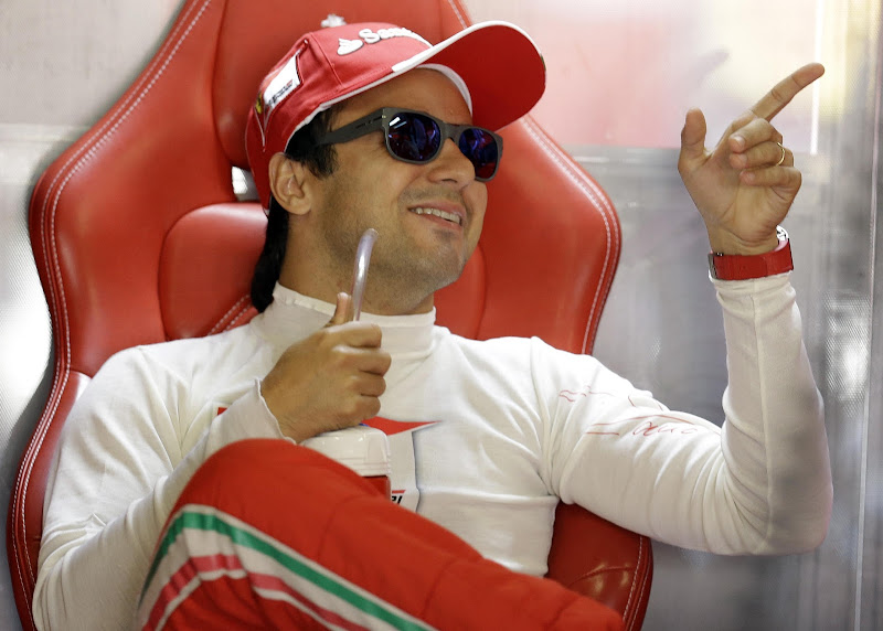 Фелипе Масса указывает куда-то пальцем на Гран-при Италии 2013