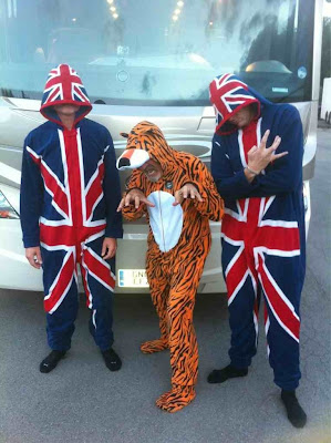 Дэвид Култхард Эдди Джордан Джейк Хамфри BBC в костюмах тигра и британского флага на Гран-при Бельгии 2012