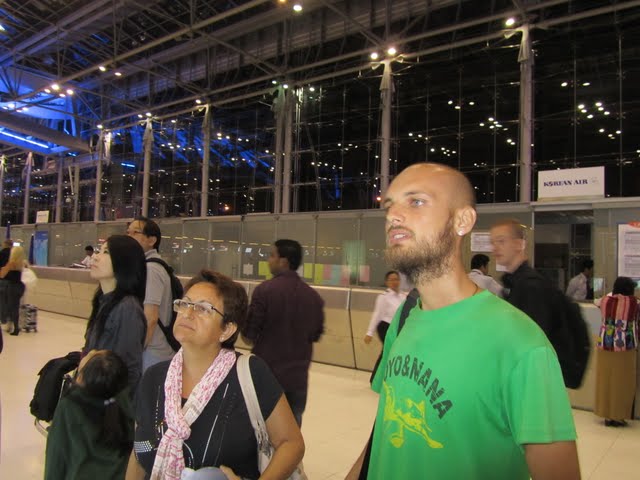 Saying bye to Jordi's mum at the Bangkok airport