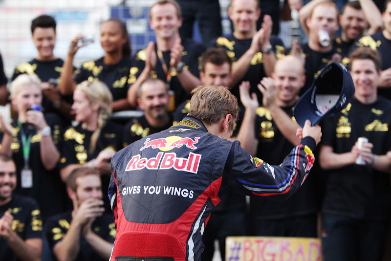 Себастьян Феттель снимает кепку перед своей командой Red Bull на Гран-при Кореи 2011