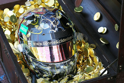 пиратский шлем Витантонио Льюцци в сундуке с золотом специально для Гран-при Монако 2011