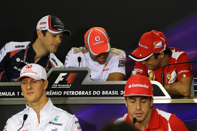 Бруно Сенна Льюис Хэмилтон Фелипе Масса рассматривают что смешное на телефоне во время пресс-конференции в четверг на Гран-при Бразилии 2012
