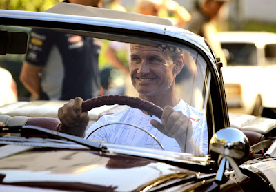 Дэвид Култхард за рулем кабриолета 1955 Pontiac на ежегодном параде классических автомобилей в Гаване 18 августа 2013