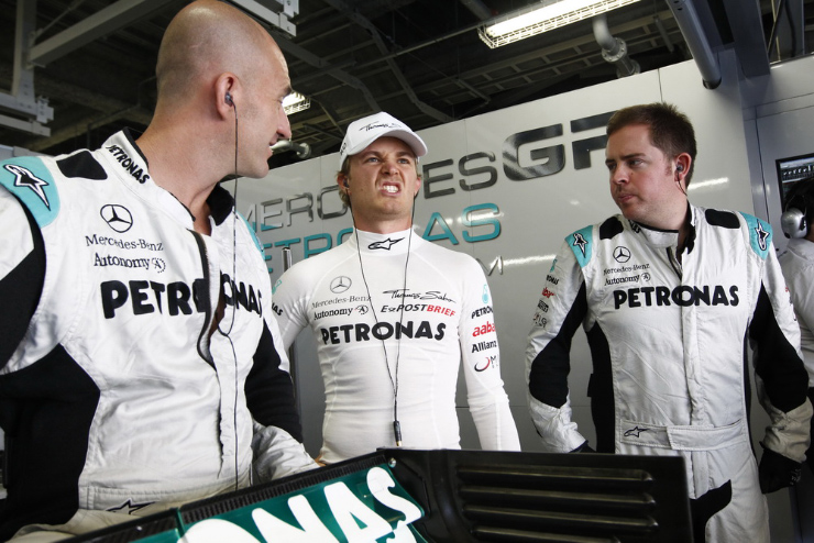 Нико Росберг корчит лицо перед механиками Mercedes GP на Гран-при Японии 2011