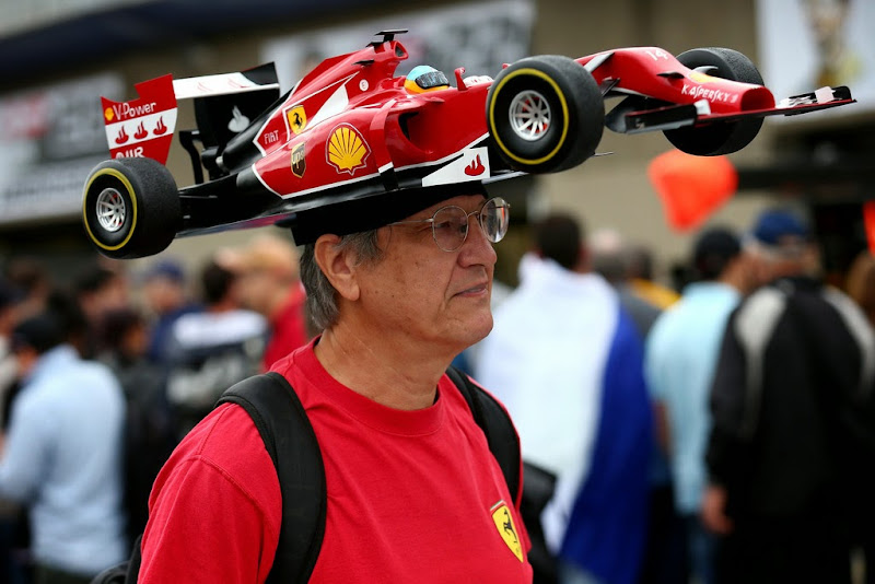 болельщик Ferrari и Фернандо Алонсо в кепке из болида на Гран-при Канады 2014