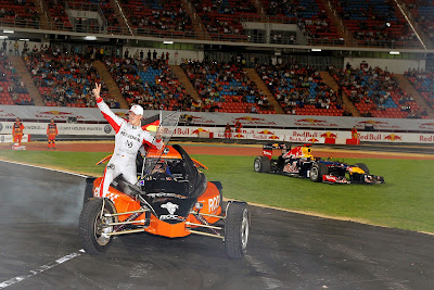 Михаэль Шумахер и Себастьян Феттель отмечают победу в кубке наций на Гонке чемпионов 2012