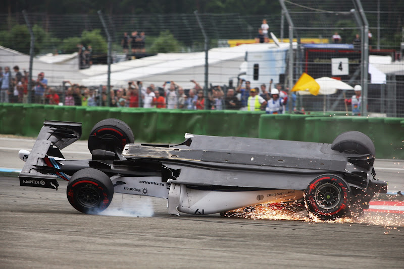 Williams Фелипе Массы вверх ногами в первом повороте Гран-при Германии 2014
