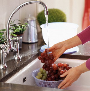 Mẹo hay rửa nho nhanh mà không bị dập nát Mẹo hay rửa nho nhanh mà không bị dập nát