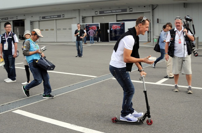 Михаэль Шумахер едет на самокате с миской на Гран-при Японии 2012