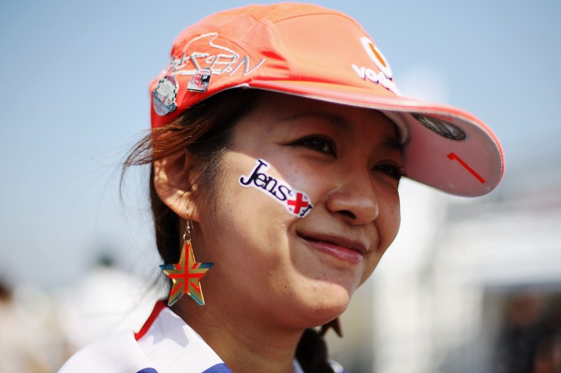 болельщица Дженсона Баттона с кепкой и фэйсартом на Гран-при Японии 2011