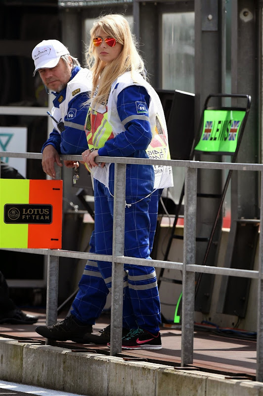 очаровательная пит-лэйн маршал в Спа на Гран-при Бельгии 2014