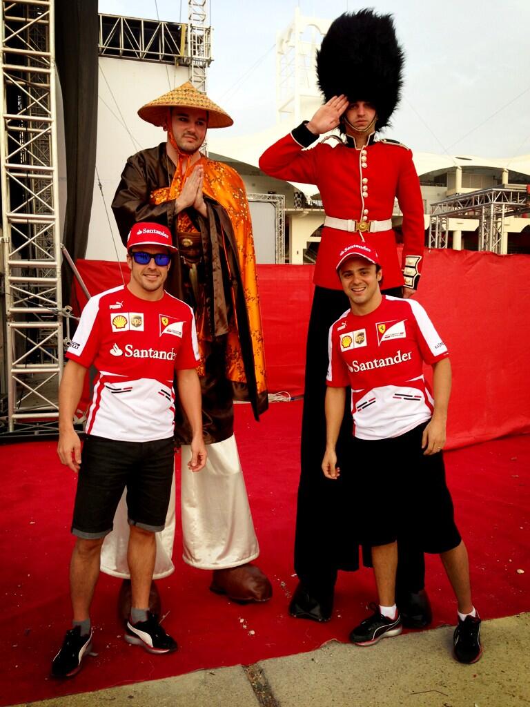 Фернандо Алонсо и Фелипе Масса фотографируются с высокими болельщиками на Гран-при Бахрейна 2013