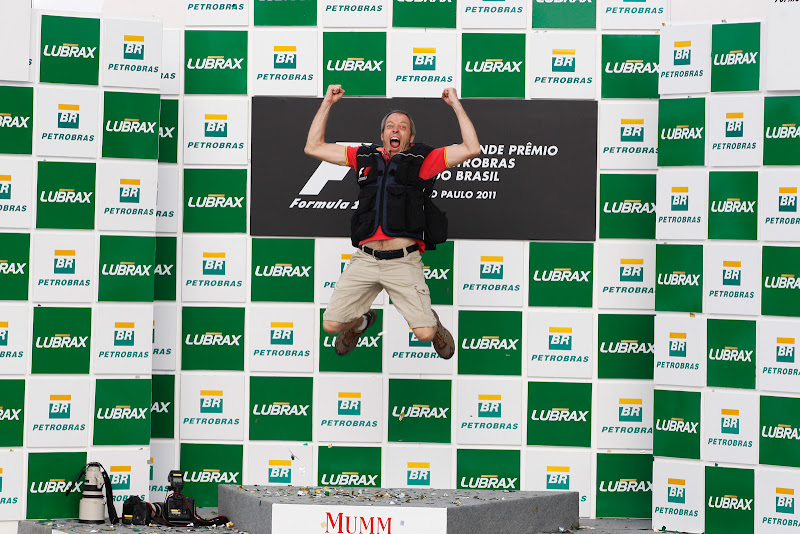фотограф прыгает на подиуме Гран-при Бразилии 2011