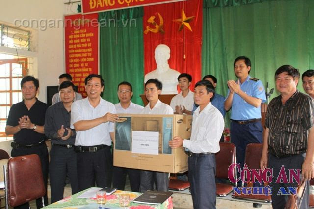Giám đốc Sở GTVT Nguyễn Hồng Kỳ trao quà cho UBND xã Keng Đu
