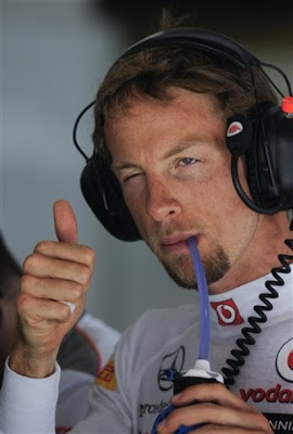 Дженсон Баттон подмигивает и показывает большой палец в пятницу на Гран-при Испании 2012