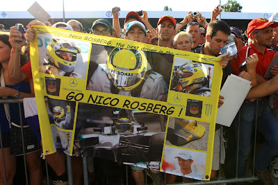 болельщики Нико Росберга с баннером на Гран-при Италии 2012