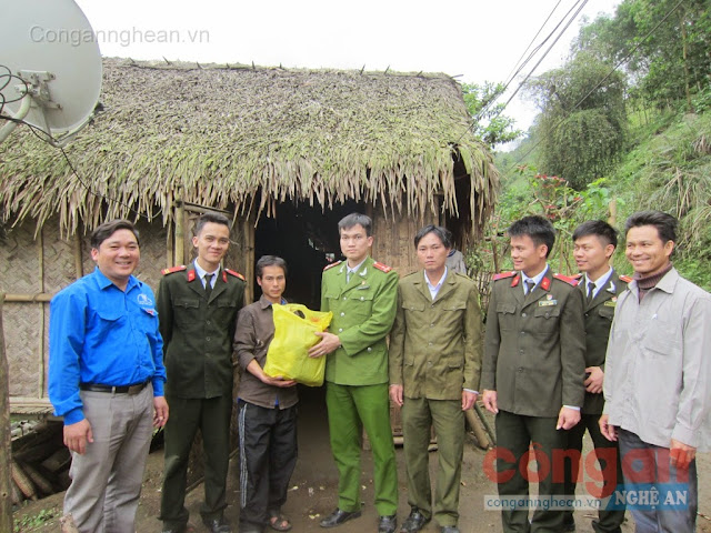 Công an huyện Anh Sơn tặng quà cho hộ nghèo trên địa bàn