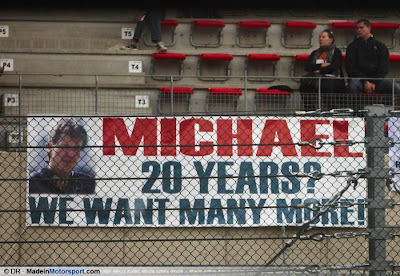 плакат болельщиков Михаэлю Шумахеру на Гран-при Бельгии 2011