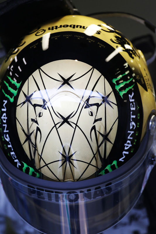 золотой шлем Михаэля Шумахера на Гран-при Бельгии 2011 вид сверху
